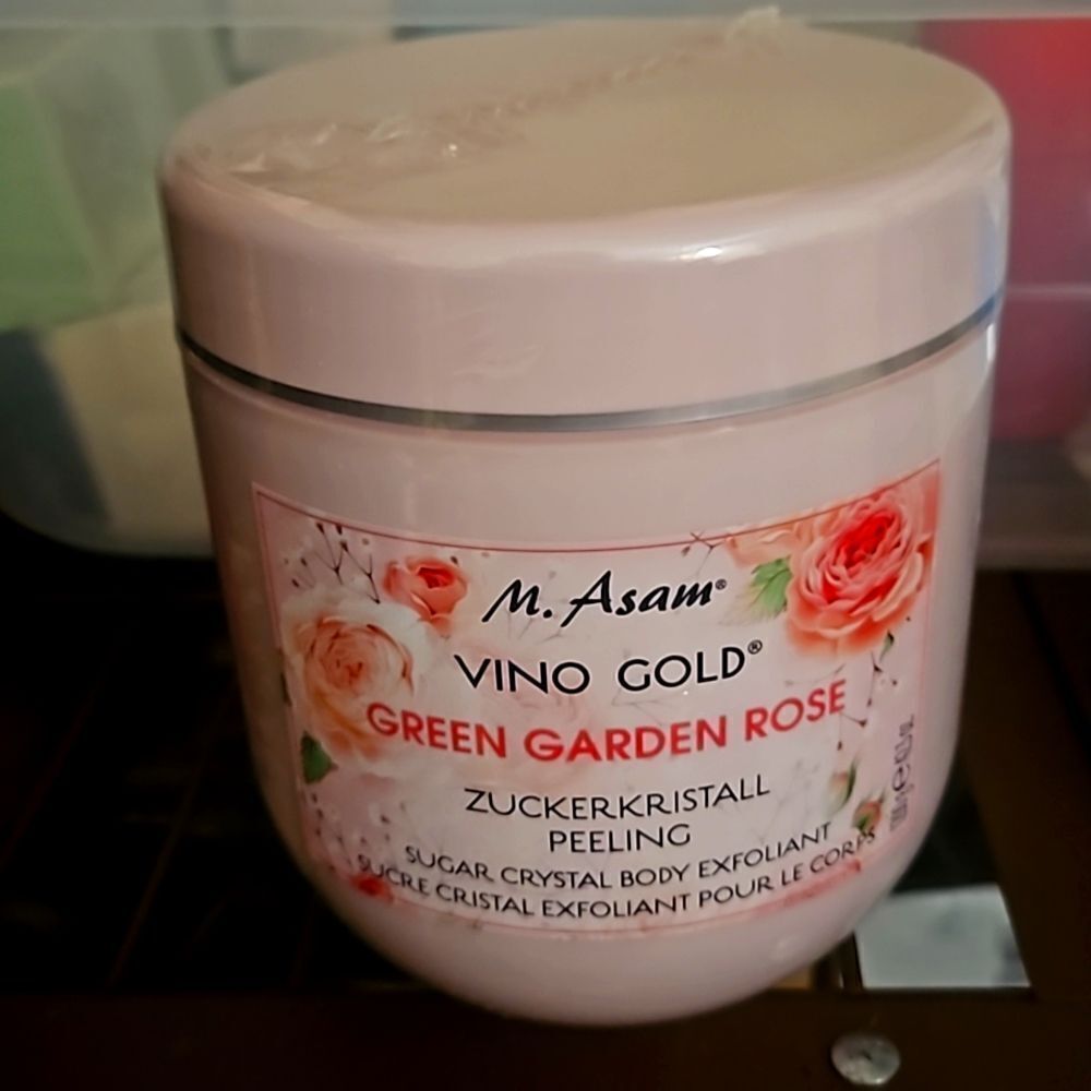 M Asam Vino  Gold  Green Garden Rose
